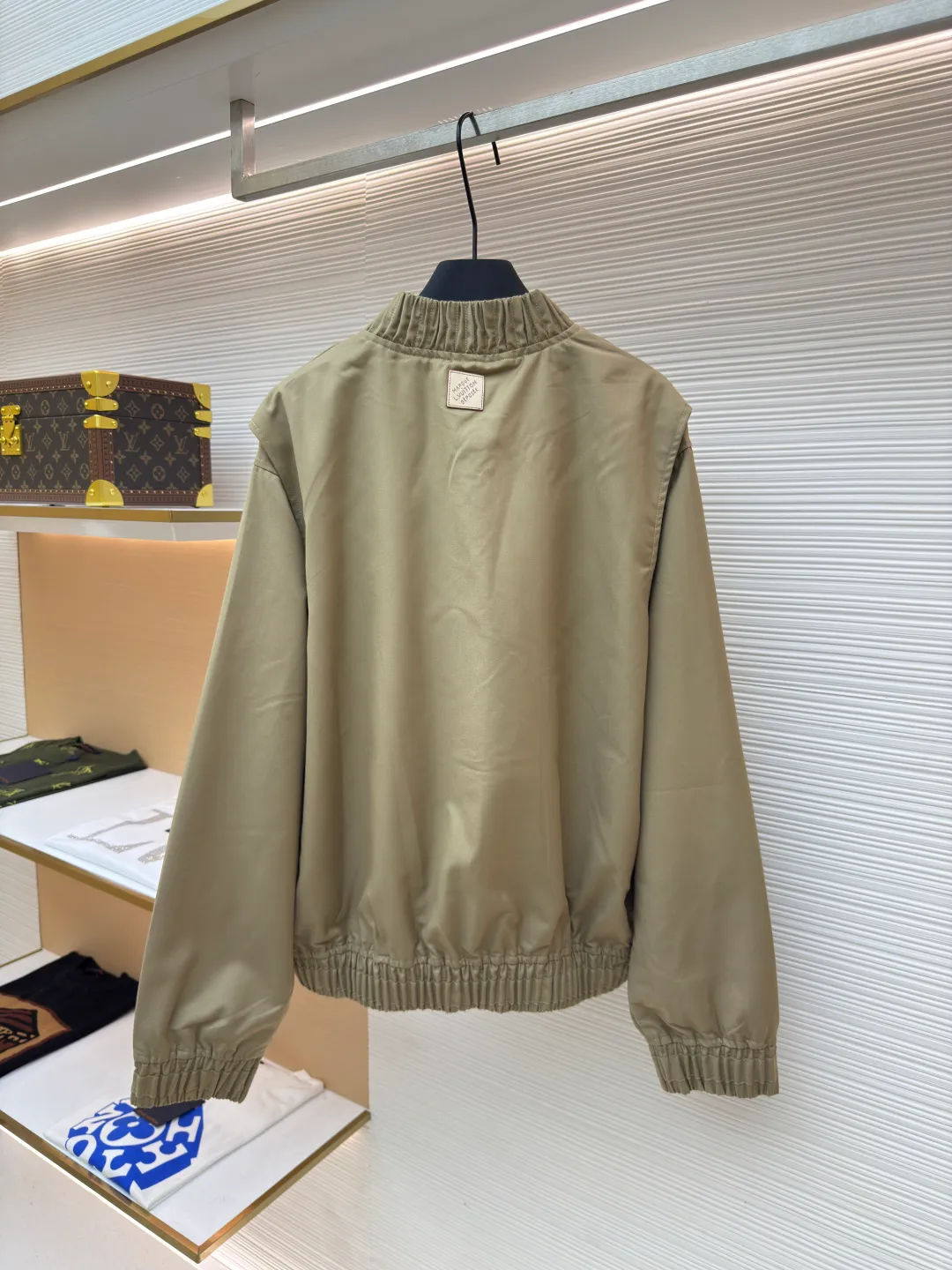 LOUIS VUITTON Feidong embroidered silhouette jacket ●Authentic product: purchased and developed for 25400 ●Item number: 1680655-B50 ●Fabric: cotton fabric ●Technology: embroidery printing ●Version: fitted version ●Weight: about 780 grams ●Size: 46-48-50-52 ●Description: Pattern-making and development from the source of our own factory. We insist on not making goods without the original version. Classic ma1 flying version. Don’t pick your figure. Everything is easy to control. The fabric is made of custom dyed cotton YB twill fabric, which is not available in the market. The front panel is printed with eight-claw machine screen embroidery. The positioning logo letters are cut out, and the shoulder seams and back collar hem are offset and cut. All are hand-cut in one piece. The matching glossy hand-stitched buttons with the letter logo are customized and the same color heel with hardware stud buttons. The overall wiring is straight and delicate, the fabric is comfortable and soft, and the color is consistent without color difference. It can be matched with the same style to create a fashionable look and control various occasions. Customized accessories, complete with three standards, same style for men and women!